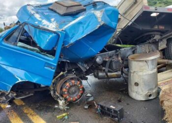 Homem morre em colisão frontal entre carro e caminhão no Sul de Minas