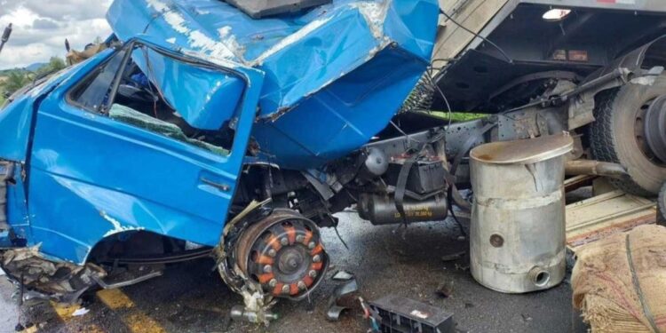 Homem morre em colisão frontal entre carro e caminhão no Sul de Minas