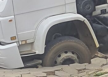 Caminhão cai em buraco aberto em via do Santa Teresa