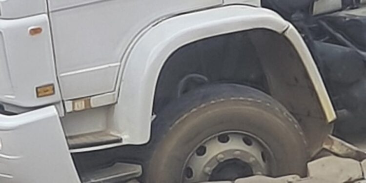 Caminhão cai em buraco aberto em via do Santa Teresa