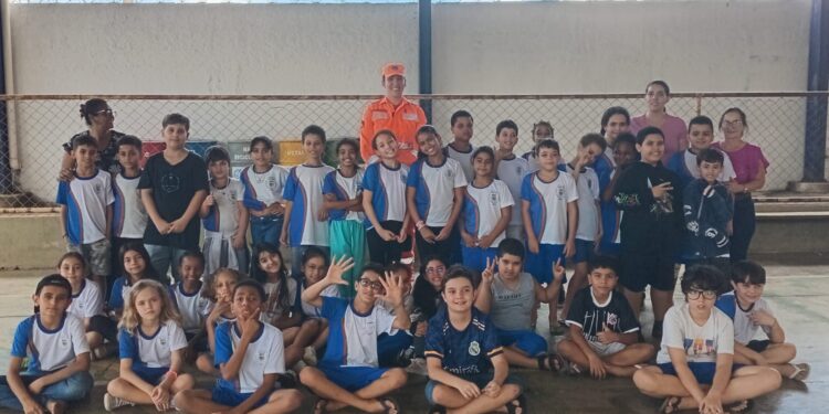 Projeto Bombeiro nas Escolas leva conhecimento para alunos da E.M. Julieta Ribeiro da Fonseca, em Arcos