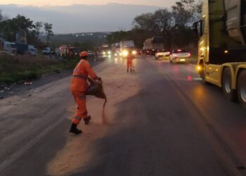 Colisão entre caminhões causa derramamento de óleo e deixa pista escorregadia na BR 354