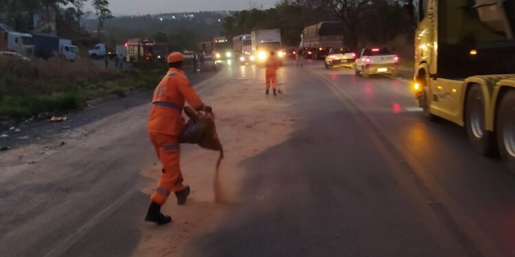 Colisão entre caminhões causa derramamento de óleo e deixa pista escorregadia na BR 354