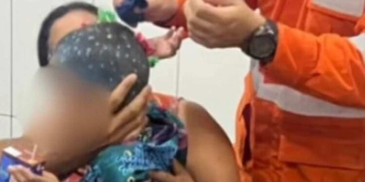 ‘Cabelo maluco’: bombeiros socorrem criança com objetos presos na cabeça