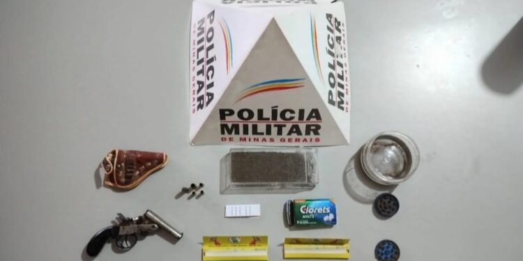 PM apreende arma, munições e drogas em Camacho