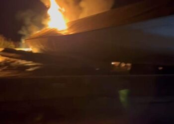 Carreta carregada com 11 toneladas de roupas e brinquedos pega fogo na Fernão Dias, no Sul de Minas