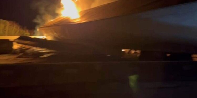 Carreta carregada com 11 toneladas de roupas e brinquedos pega fogo na Fernão Dias, no Sul de Minas