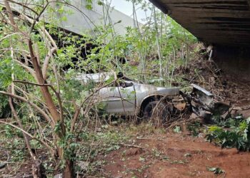 Carro cai de ponte e marcas indicam voo de quase 50 metros sobre o rio