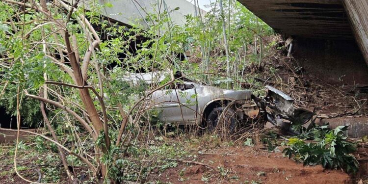 Carro cai de ponte e marcas indicam voo de quase 50 metros sobre o rio