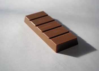 Adolescente vai receber R$ 10 mil após ser acusada de furtar chocolate em farmácia