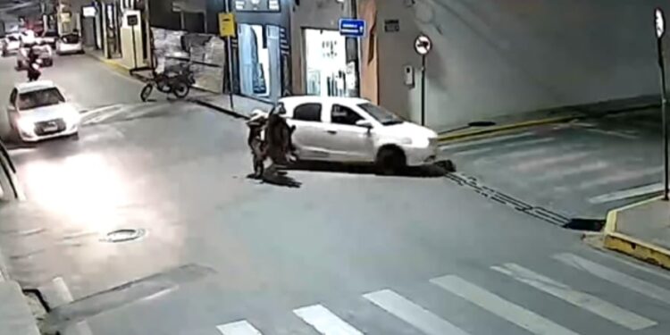 Colisão entre motocicleta e carro é registrada na Avenida Sete de Setembro, em Formiga