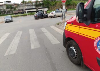 Acidente entre dois carros deixa duas pessoas feridas no Centro de Arcos