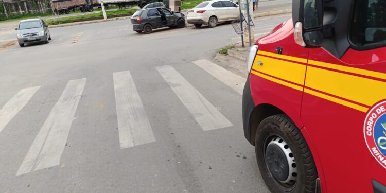 Acidente entre dois carros deixa duas pessoas feridas no Centro de Arcos