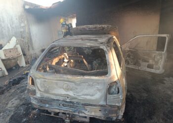 Incêndio em veículo automotor atinge residência no bairro Geraldo Veloso, em Formiga