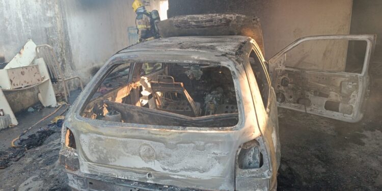 Incêndio em veículo automotor atinge residência no bairro Geraldo Veloso, em Formiga