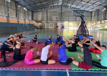 Alunos do UNIFOR-MG aprendem sobre defesa pessoal com o Instituto Tatame do Bem