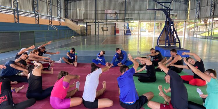 Alunos do UNIFOR-MG aprendem sobre defesa pessoal com o Instituto Tatame do Bem