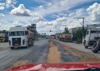 Arcos: Bombeiros controlam derramamento de óleo na BR-354