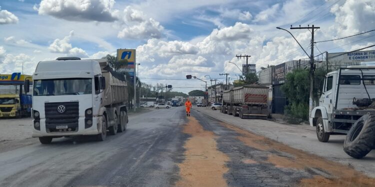 Arcos: Bombeiros controlam derramamento de óleo na BR-354
