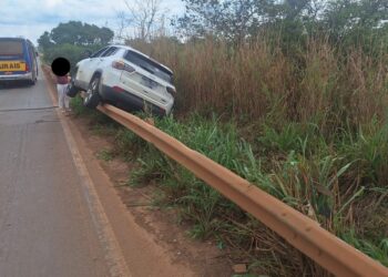Motorista perde controle do veículo na MG-170 e sobe no guard rail