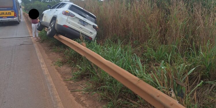 Motorista perde controle do veículo na MG-170 e sobe no guard rail