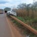 Motorista perde controle do veículo na MG-170 e sobe no guard rail