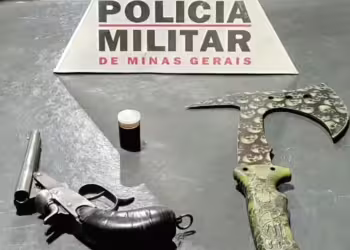 Homem tenta matar outro com golpes de machadinha e é detido em Pitangui