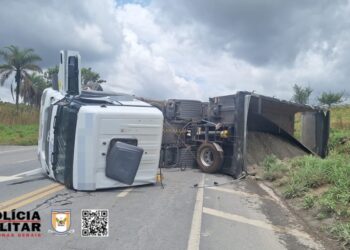 Caminhão tomba na BR-354 em Formiga e deixa motorista ferido