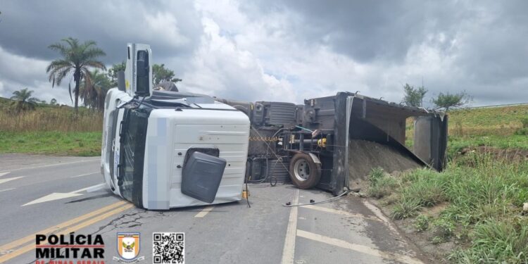 Caminhão tomba na BR-354 em Formiga e deixa motorista ferido