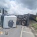 Caminhão tomba na BR-354 em Formiga e deixa motorista ferido