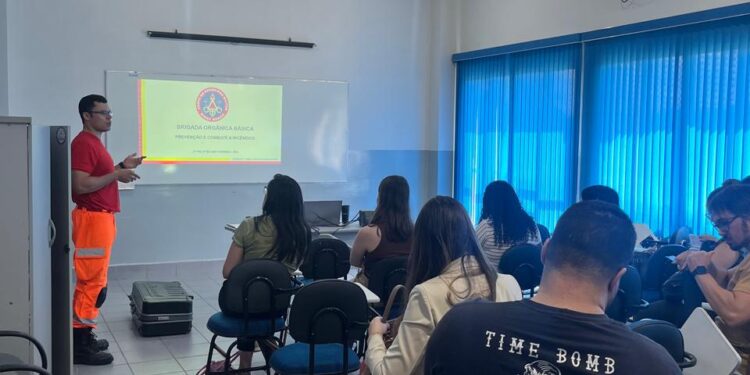 Bombeiros de Formiga realizam treinamento de brigada para funcionários municipais