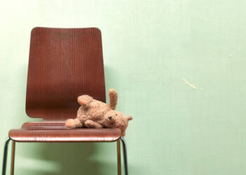 Mulher leva os filhos pequenos para o bar, fica bêbada, ameaça conselheira tutelar e é presa