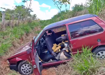 MG-050: Motorista fura blitz e cerca de 350 kg de maconha são encontrados dentro de carro após veículo cair em barranco