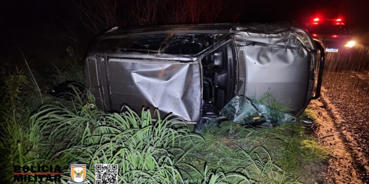 Capotamento na BR-354 em Formiga deixa quatro pessoas feridas