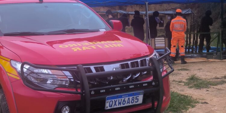 Bombeiros de Formiga realizam ação preventiva em treinamento de tiro do TG