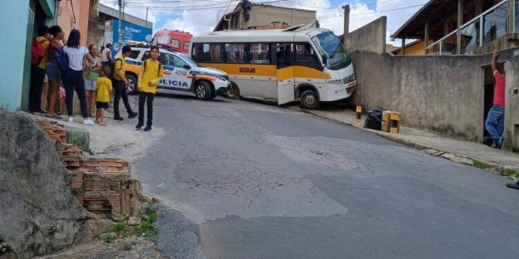 Ônibus escolar perde o freio e criança fratura perna