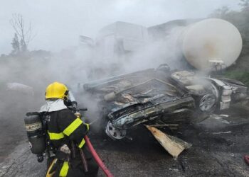 Dois morrem em batida de carro e carreta na BR-381