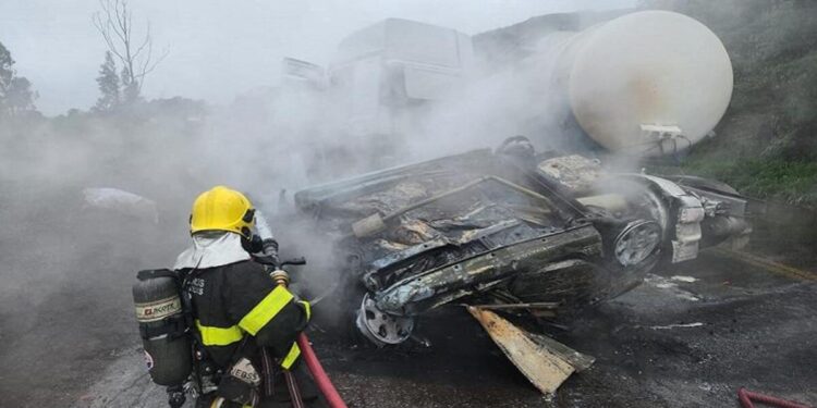 Dois morrem em batida de carro e carreta na BR-381