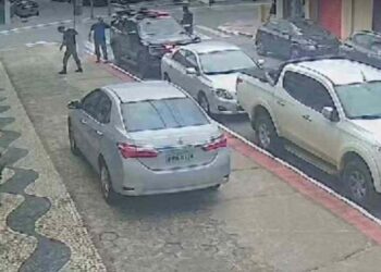 Preso sai de viatura sem algemas e almoça com policiais em restaurante