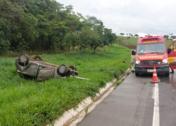 Capotamento na MG-050 deixa jovem ferida