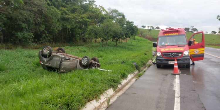 Capotamento na MG-050 deixa jovem ferida