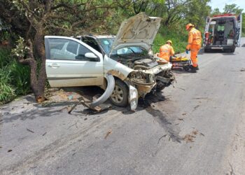 Bombeiros divulgam informações sobre resgate de vítima de capotamento na MG 050, em Formiga