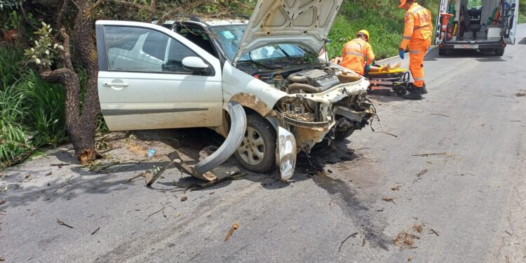 Bombeiros divulgam informações sobre resgate de vítima de capotamento na MG 050, em Formiga