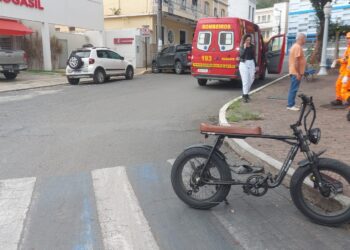 Colisão entre bicicleta elétrica e automóvel deixa duas pessoas feridas em Formiga