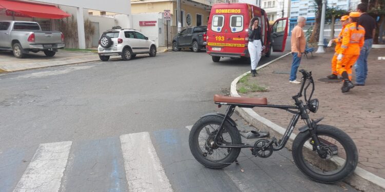Colisão entre bicicleta elétrica e automóvel deixa duas pessoas feridas em Formiga