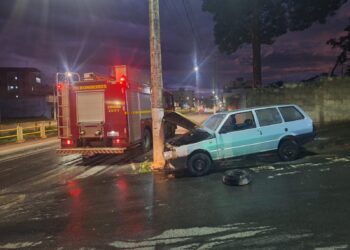 Incêndio em veículo é registrado na Avenida Doutor João Vaz Sobrinho, em Arcos