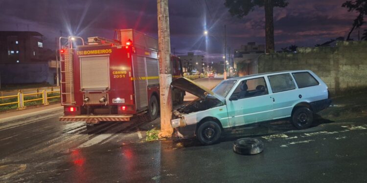 Incêndio em veículo é registrado na Avenida Doutor João Vaz Sobrinho, em Arcos