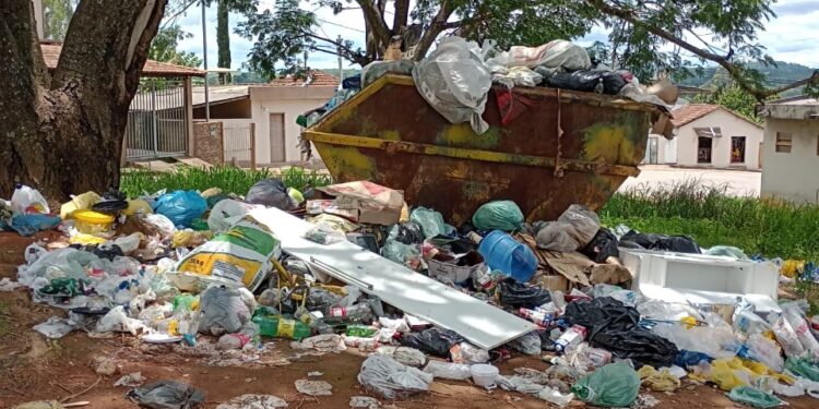 Problemas na coleta de lixo causam transtornos aos moradores do Distrito de Albertos
