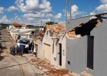 Caminhão desce de ré, destrói seis casas e atinge dois carros no Sul de Minas