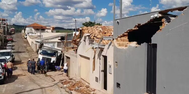 Caminhão desce de ré, destrói seis casas e atinge dois carros no Sul de Minas